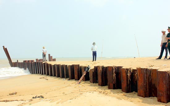 Climate change has worsened coastal erosion in Vietnam (Photo: SGGP) Climate change has worsened coastal erosion in Vietnam (Photo: SGGP)